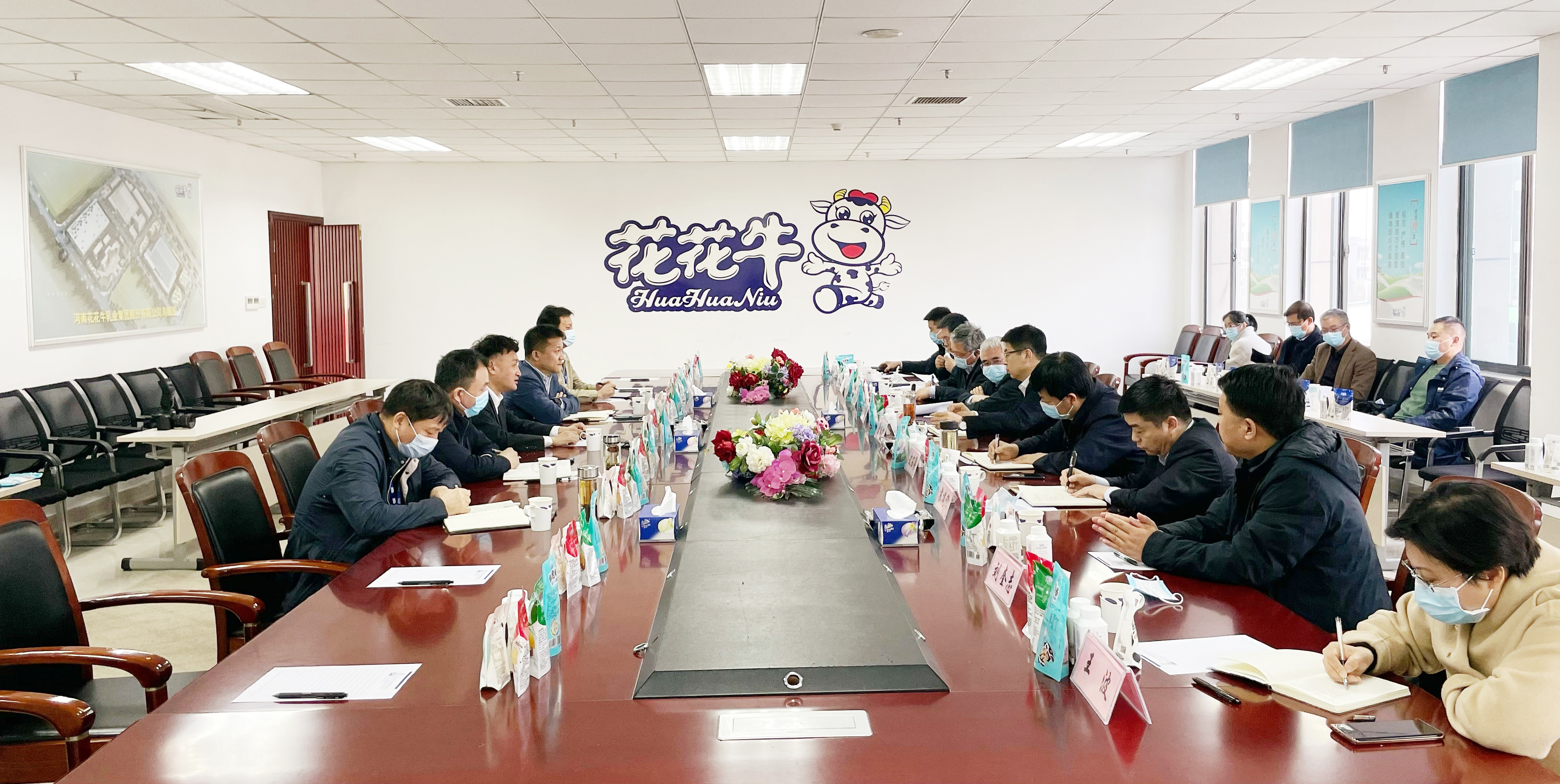 河南省委常委、副省長(zhǎng)費(fèi)東斌蒞臨 花花牛乳業(yè)集團(tuán)調(diào)研