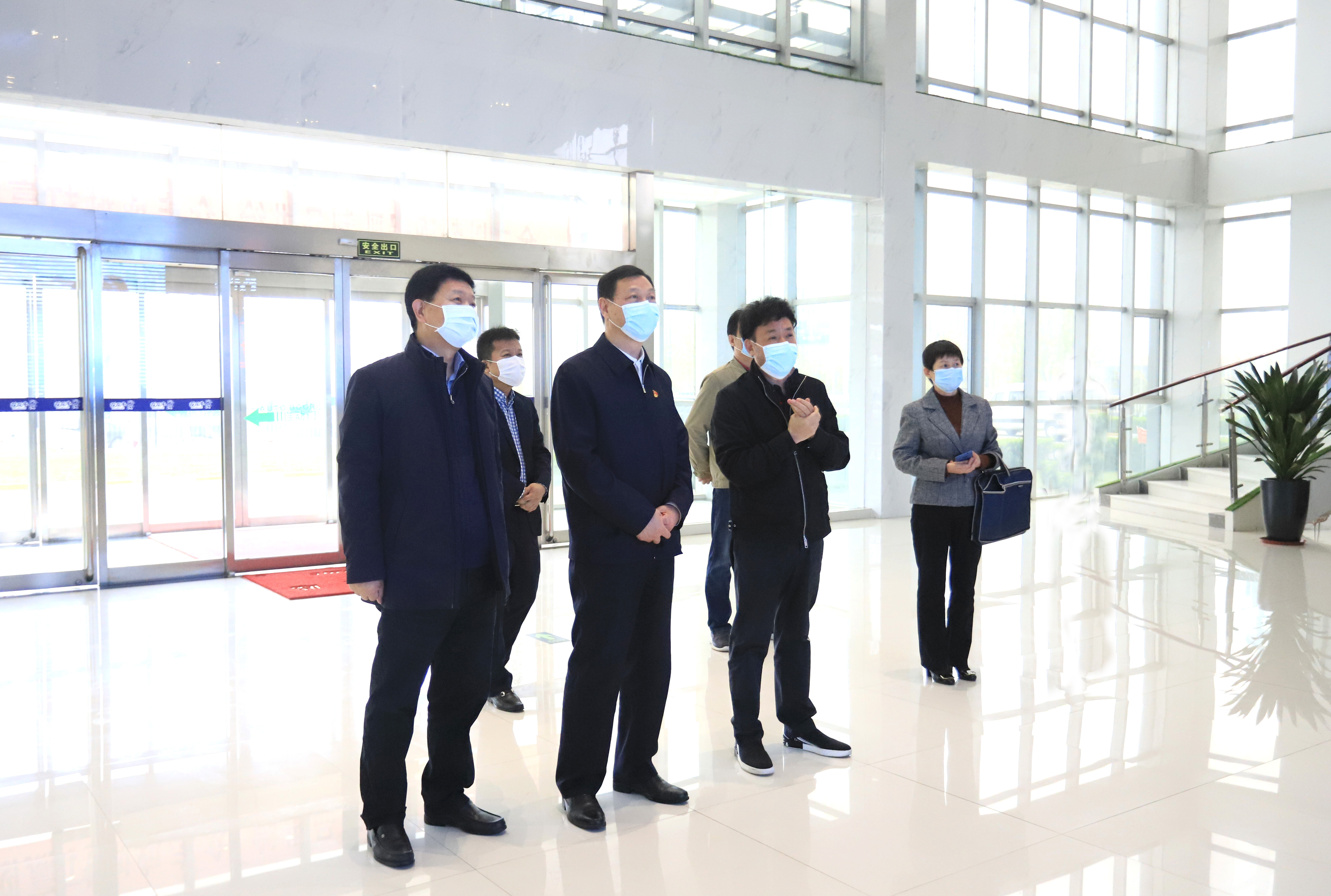 河南省委農(nóng)辦主任、農(nóng)業(yè)農(nóng)村廳廳長(zhǎng)申延平一行調(diào)研河南花花牛乳業(yè)集團(tuán)
